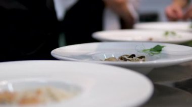 Limon dilimli vermicelli salata, mikro yeşillikler, pirinç erişteli deniz ürünleri, cam vermicelli, funselli. Yüksek kalite 4k görüntü