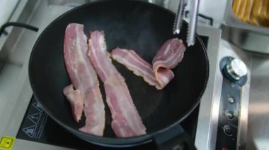 Kızarmış pastırma. Kızartma tavasında yakın plan domuz pastırması. Yüksek kalite 4k görüntü. 