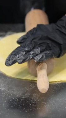 Beyaz Masa Üzerinde Elle Pizza Hamuru. Ellerinle kalın hamur yoğur. siyah osuruk ve lateks şef eldiveni