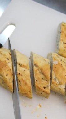 Yeşillik ve karanfil tohumlu beyaz ekmek ekmeği dilimleyin. Yüksek kalite 4k görüntü