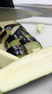 Sebze dilimliyorum. Erkek eli kesme tahtasıyla kesilmiş patlıcan. Mutfakta yemek pişirmek. Yemek hazırlama. Yakın plan. Üst Manzara. Yüksek kalite 4k görüntü