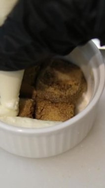 Tiramisu pişirme süreci. Aşçı Savoiardi, Savoyardi, Adyfinger bisküvisi, sünger parmaklar, yatak odaları, kahveye bebek parmakları ve mascarpone 'a sürükler. Yüksek kalite 4k görüntü