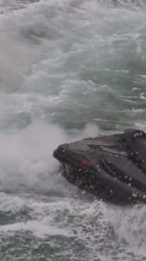 Günbatımı Kasabası 'nın su kayağı uçan su gösterileri yükselir ve havada asılı kalır eksen etrafında döner keskin veya pürüzsüz dönüşler yapar Vietnam Phu Quoc Adası 10.07.2024