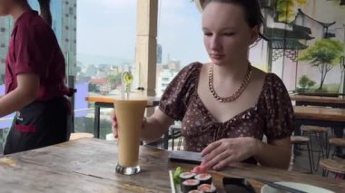 Vietnamlı garson kız. Çorba servisi yapıyor. Vietnam çorbası. Ho Chi Minh City 10.12.2024