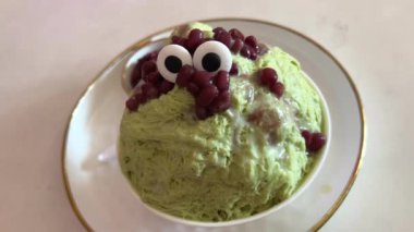 Affogato yapmak için Vanilyalı Dondurma 'ya Yeşil Çay Döken Kadın Manzarası' nı kapatın. Yüksek kalite 4k görüntü