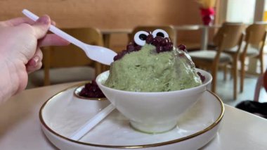 Affogato yapmak için Vanilyalı Dondurma 'ya Yeşil Çay Döken Kadın Manzarası' nı kapatın. Yüksek kalite 4k görüntü