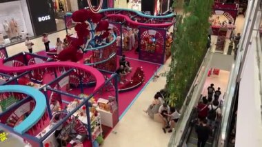 Takashimaya Alışveriş Merkezi 'nin içinde. Vietnam Ho Chi Minh Şehri 10.12.2024