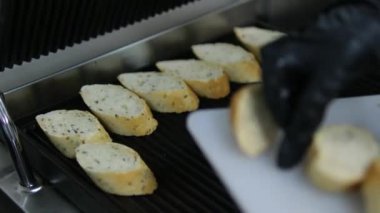 Kızarmış ekmek hazırlamak için ekmek tepsisine bruschetta koyun. Sandviç boş