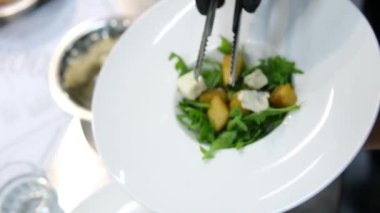 Arugula salatası, armut dilimleri Top View erkek eli salata yapar avokado üzerine domates, mozzarella ve lahana yaprakları beton arka planda mavi seramik kasede. Salataya mavi peynir ekle