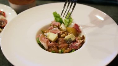 Jamon salatası yeşil yaprak marul, domates, salata sosu aperatifi fotokopi masasında yemek atıştırmalığı arka plan fotokopisi kırsal üst görüş keto veya paleo diyeti. Prosciutto salatası.