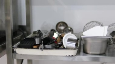 Mutfak gereçleri bıçak çırpma, sulama, ısıtıcı demir çatal bıçakları karıştırabilir. Yüksek kalite 4k görüntü