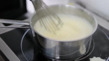 Aşçı, Püre 'yi Kazandan Ladle' la İki Tabağa Döker. Krema çorbasını bir tabağa dök.