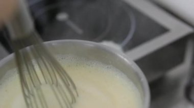 Pişirilmiş krema çırpısı kaynama köpüğünden kurtulur. Yüksek kalite 4k görüntü