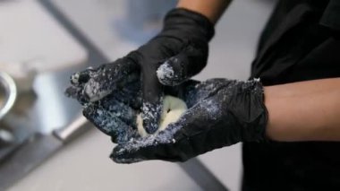 Çöreğe çikolata eklersen süzme peynirden fırınlanmış mallar elde edersin. Yüksek kalite 4k görüntü