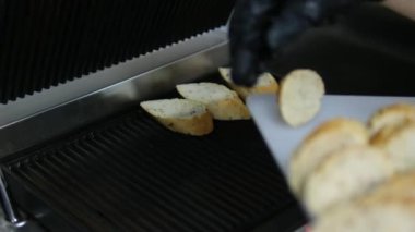 Bir grup esmer ekmek cipsi. Pişmiş peynir aromalı aperatif. Izgara ekmek bruschetta