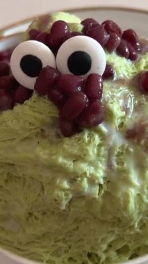 Affogato yapmak için Vanilyalı Dondurma 'ya Yeşil Çay Döken Kadın Manzarası' nı kapatın. Yüksek kalite 4k görüntü