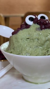 Affogato yapmak için Vanilyalı Dondurma 'ya Yeşil Çay Döken Kadın Manzarası' nı kapatın. Yüksek kalite 4k görüntü