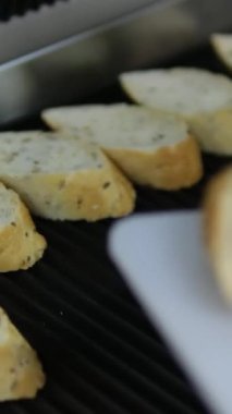 Kızarmış ekmek hazırlamak için ekmek tepsisine bruschetta koyun. Sandviç boş