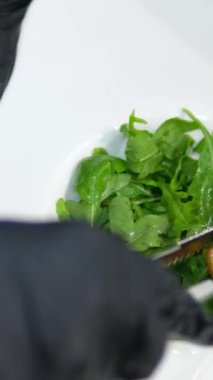 Ağır çekimde dönen roka, çam fıstığı, çilek, karides ve armuttan yapılmış taze salatayı kapat. - Evet. roka salatası ve armut dilimleri.