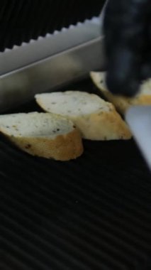 Bir grup esmer ekmek cipsi. Pişmiş peynir aromalı aperatif. Izgara ekmek bruschetta
