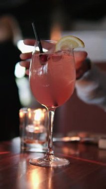 Pizza ve limonata. Lokantada yakın çekim. El, peynirli, mantarlı ve peynirli pizza alır. Öğle yemeğinde taze içecekler ve peynirli pizza. Mantarlı lezzetli peynirli pizza.