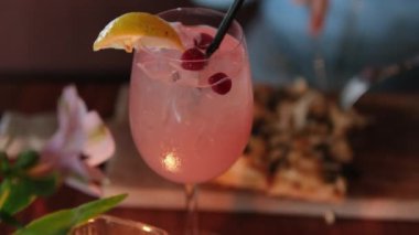 Pizza ve limonata. Lokantada yakın çekim. El, peynirli, mantarlı ve peynirli pizza alır. Öğle yemeğinde taze içecekler ve peynirli pizza. Mantarlı lezzetli peynirli pizza.