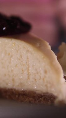 Reçelli ve kremalı cheesecake peynirli kremalı dutlu kremalı kek dilimi. Süslü çilek reçelli puf böreği, meyve ve krema. Yüksek kalite 4k görüntü