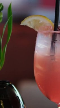 Ahududu limonatası ya da limonlu kokteyl ve bar kaşığıyla karıştırılmış taze nane şekeri. Yüksek kalite 4k görüntü