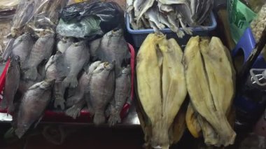 Kapalı bir tabakta tuzlu balık ançüezi. Bira partisi için kafede ya da barda kurutulmuş balık atıştırması. Tuz ve kızartma atıştırmalıkları. Pazarda kurutulmuş balık.