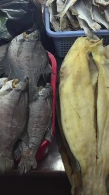 Kapalı bir tabakta tuzlu balık ançüezi. Bira partisi için kafede ya da barda kurutulmuş balık atıştırması. Tuz ve kızartma atıştırmalıkları. Pazarda kurutulmuş balık.