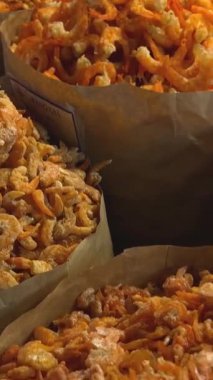 Büyük kurutulmuş karides, markette kurutulmuş deniz ürünleri. Pazarda poşetlerde kurutulmuş karides.