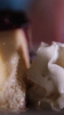 Yabanmersini soslu cheesecake. Lezzetli New York peynirli kekinden çatalla ısırmak. Cheesecake yiyorum. Frenk üzümlü peynirli kek.