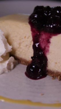 Yabanmersini soslu cheesecake. Lezzetli New York peynirli kekinden çatalla ısırmak. Cheesecake yiyorum. Frenk üzümlü peynirli kek.