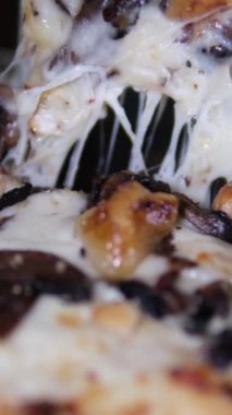 İnanılmaz ev yapımı, peynirli ve kıymalı kare pizza ahşap masa üzerinde servis edilen sosisli pizza tam peynirli organik pizza ve mantarlı sağlıklı pizza.
