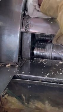 Şeker kamışı presi Hindistan 'da sokak pazarında taze baston suyu çıkarıyor. Yaklaş. baston suyu sık