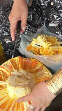 Kadın, meyveli ekmeği elle soyuyormuş. Ekmek meyvesini kes. Yüksek kalite 4k görüntü