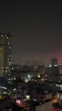Gece havai fişekleri kutlama günü. Havai fişeklerle gökyüzünü aydınlatan gökdelenler yeni yılı ve tatili kutluyor. Vietnam Ho Chi Minh Saigon