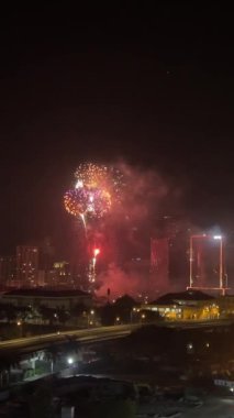 Gece havai fişekleri kutlama günü. Havai fişeklerle gökyüzünü aydınlatan gökdelenler yeni yılı ve tatili kutluyor. Vietnam Ho Chi Minh Saigon