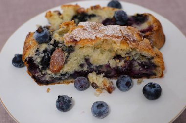 Pandoro ve Panettone pastası geleneksel İtalyan Noel tatlıları ahşap arka plan fotokopi alanında. Turta içinde kutsal meyveler