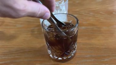 Soğuk koladan buz getir. Yüksek kalite 4k görüntü