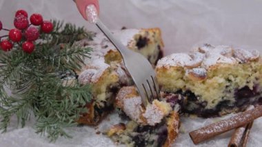 Pandoro ve Panettone pastası geleneksel İtalyan Noel tatlıları ahşap arka plan fotokopi alanında. Turta içinde kutsal meyveler
