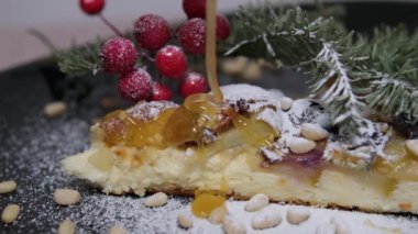 Yılbaşı pastası Noel ağacının arka planında. Armut ve Brie Pie Flatbread Pizza armut Gorgonzola ve bal ile