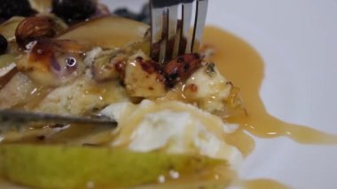 Yılbaşı pastası Noel ağacının arka planında. Armut ve Brie Pie Flatbread Pizza armut Gorgonzola ve bal ile