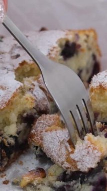 Pandoro ve Panettone pastası geleneksel İtalyan Noel tatlıları ahşap arka plan fotokopi alanında. Turta içinde kutsal meyveler