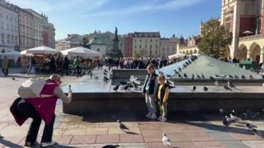 Krakow tarihi pazar meydanı, Polonya, Orta Avrupa. Pazar Meydanı Krakow, Polonya 'nın eski Krakow kentinin merkez meydanıdır.