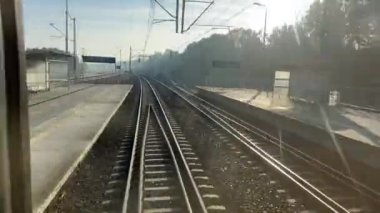 Tren, yük platformunun yanındaki tren istasyonuna yanaşıyor. Polonya, Krakow, 