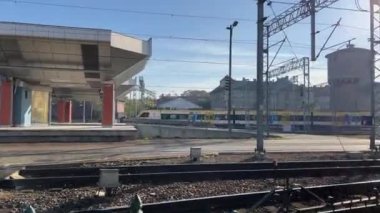 Tren, yük platformunun yanındaki tren istasyonuna yanaşıyor. Polonya, Krakow, 
