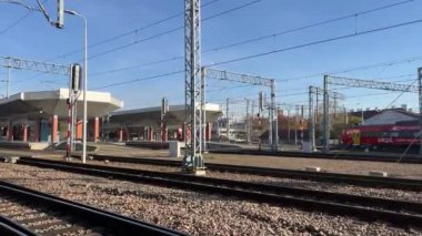 Tren, yük platformunun yanındaki tren istasyonuna yanaşıyor. Polonya, Krakow, 