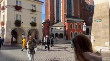 Krakow tarihi pazar meydanı, Polonya, Orta Avrupa. Pazar Meydanı Krakow, Polonya 'nın eski Krakow kentinin merkez meydanıdır.