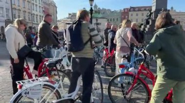 Krakow tarihi pazar meydanı, Polonya, Orta Avrupa 'da bisiklet turu yapan insanlardan oluşan bir grup. Pazar Meydanı Krakow, Polonya 'nın eski Krakow kentinin merkez meydanıdır.